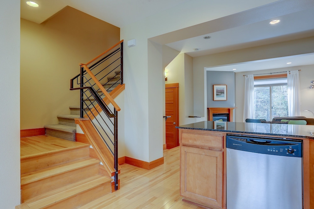 Spacious B2 Townhome with Fireplace and BBQ on the Deck by RedAwning - photo 21