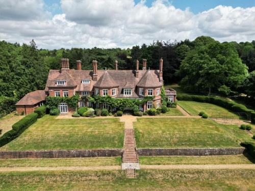 Alward House by Group Retreats — 4-Star Luxury Hotel in Salisbury, United Kingdom