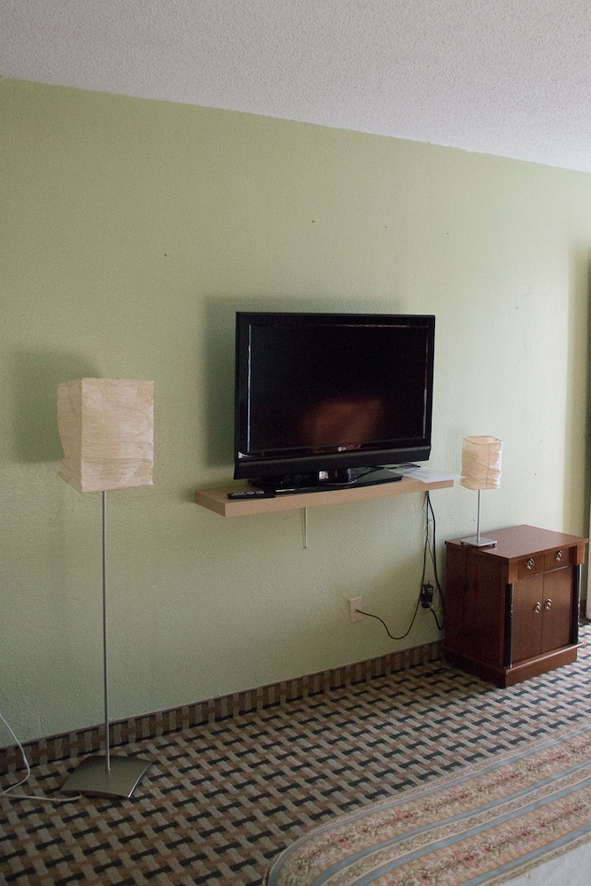 Cocomo Inn and Suites - photo 8