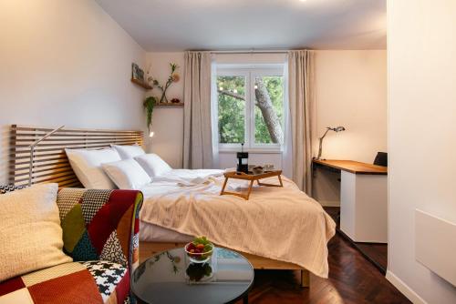 The Base Bright 2BR Near Old Town Walk to Beach