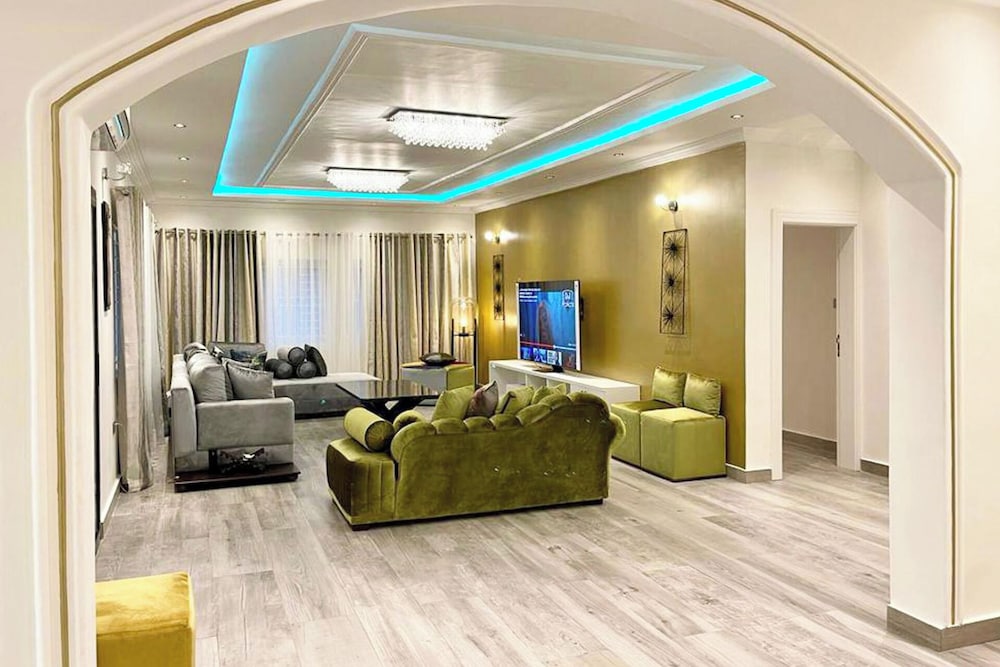 2 Bed Apartment Sleeps 4 Jacuzzi Parking Wifi — 4-Star Luxury Hotel in Freetown, Sierra Leone