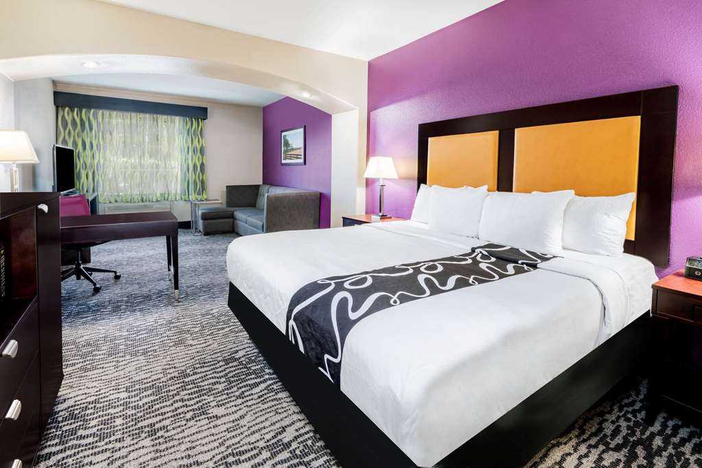 La Quinta Inn & Suites by Wyndham DFW Airport West Bedford - photo 10