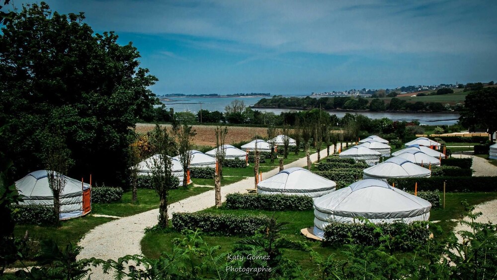 Mer et Yourtes - last minute hotel in Plouenan
