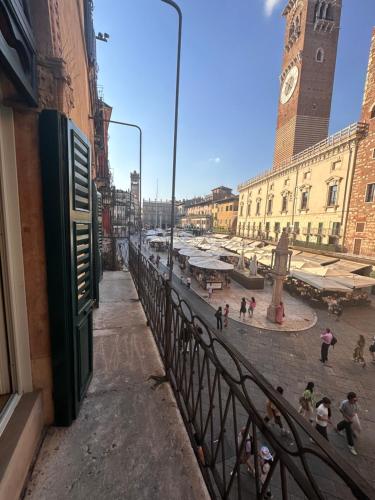 Verona Luxury Flats Piazza Erbe with balcony on main square — 4-Star Luxury Hotel in Verona, Italy