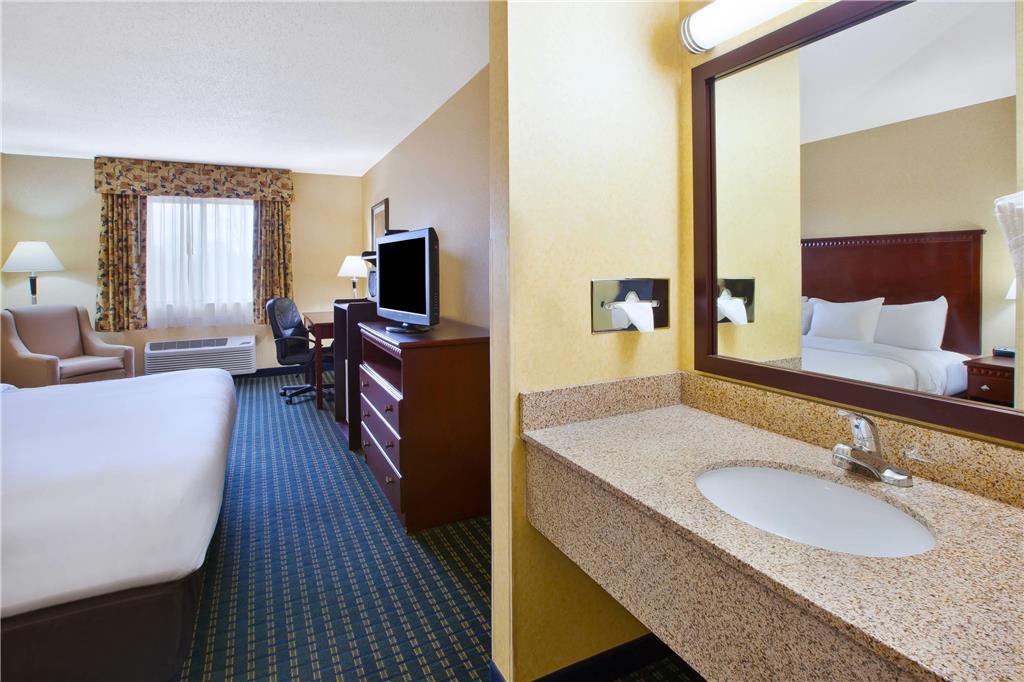 Quality Inn Marshall near I 69 - photo 11