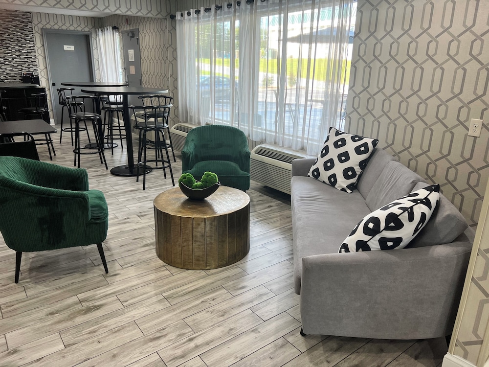 Clarion Pointe Greensboro Coliseum Area - photo 8