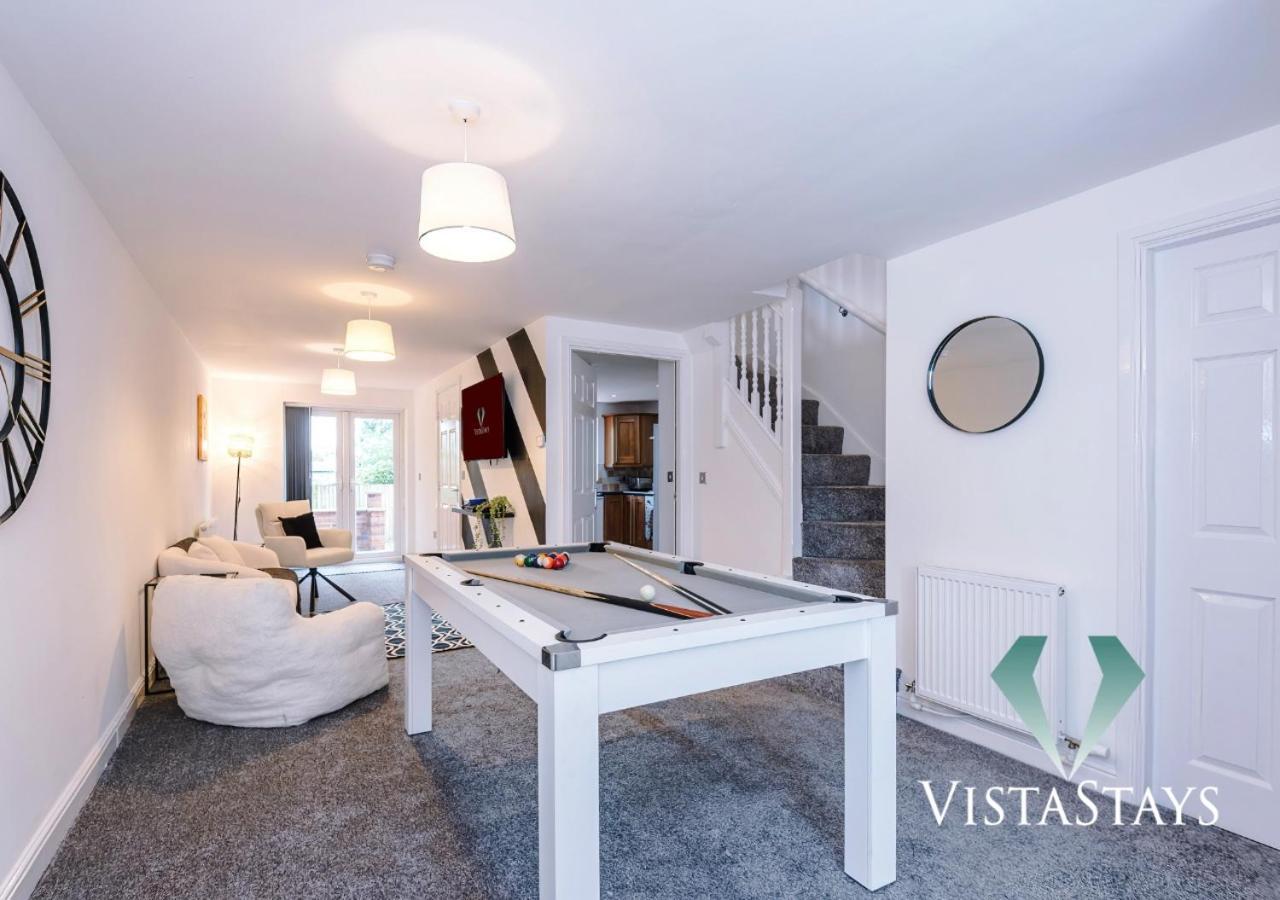 Large 5BDR House By Vista Stays Short Lets & Serviced Accommodation Salford With Pool Table PS4 & Private Parking — 4-Star Luxury Hotel in Manchester, United Kingdom
