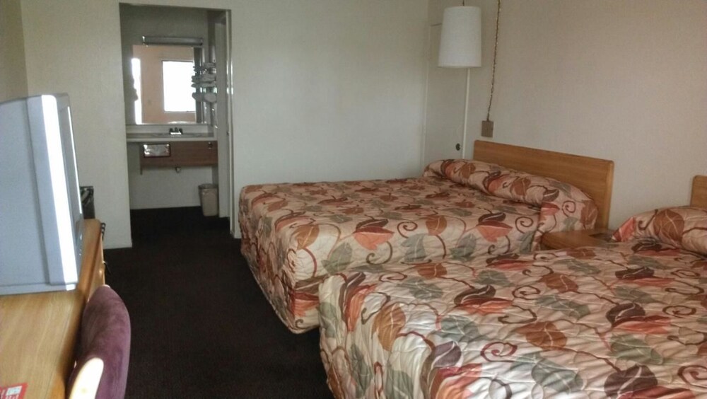 E Z 8 Motel South Bay - photo 7
