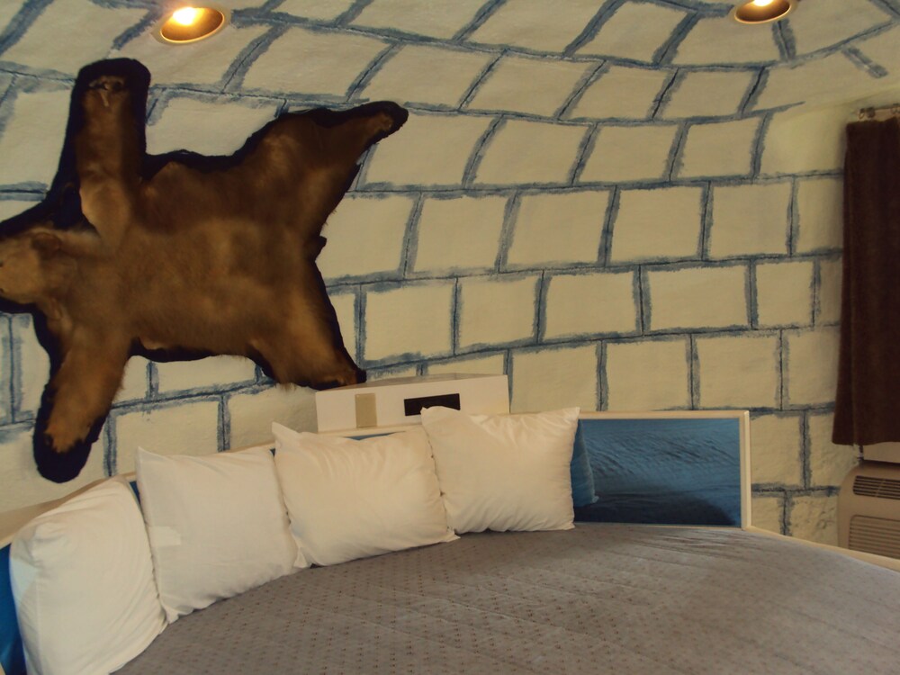 Red Carpet Inn And Fantasuite Hotel - photo 21