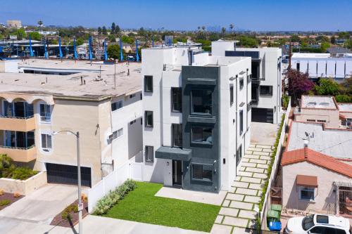 Modern 5 Bedroom Masterpiece With Rooftop Deck — 4-Star Luxury Hotel in Los Angeles, United States