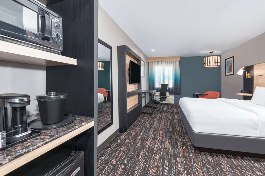 La Quinta Inn & Suites by Wyndham Woodway Waco South - photo 18