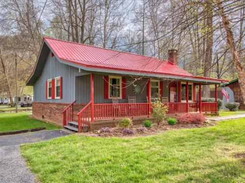 Relaxing Retreat On Jonathan Creek — Maggie Valley