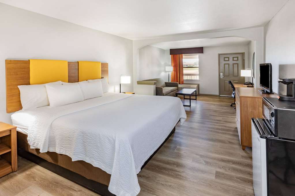 Days Inn & Suites by Wyndham Huntsville - photo 10