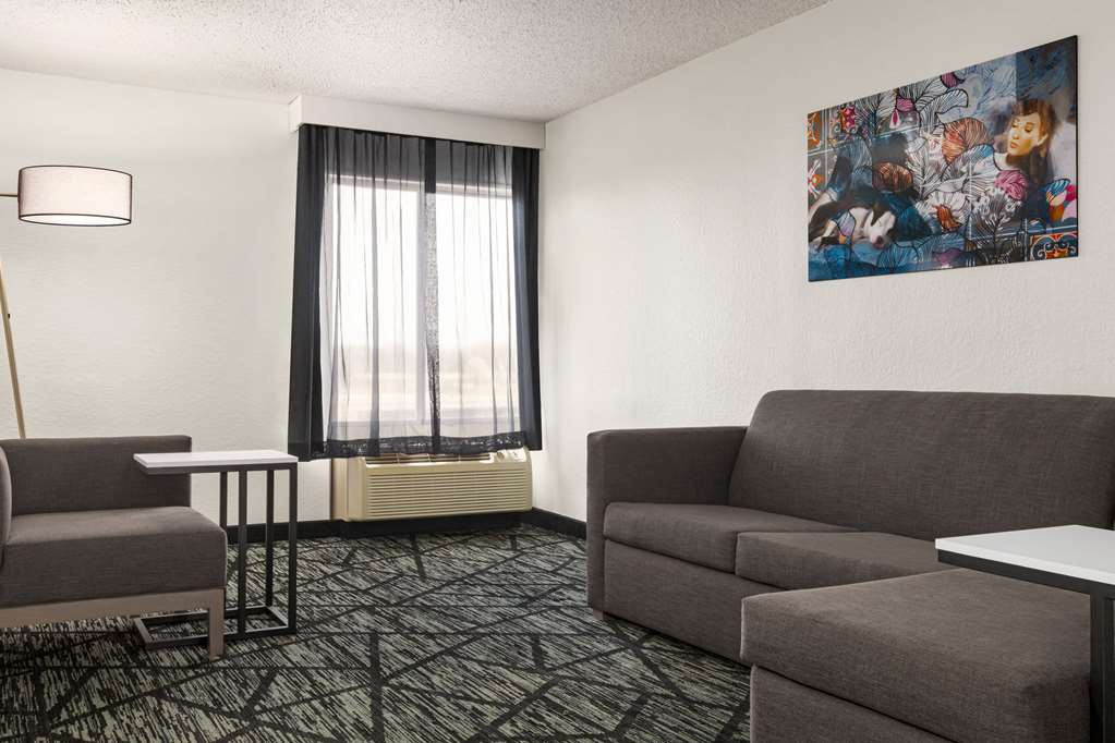 La Quinta Inn & Suites by Wyndham Cleveland Airport West - photo 37