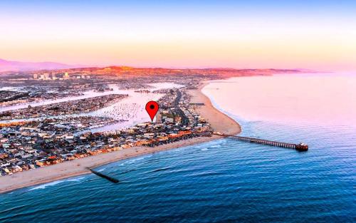 Luxury 2BR Steps to Beach & Pier with AC plus Garage Parking in Newport Beach, United States