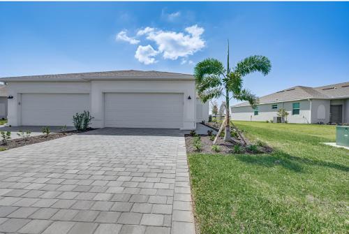 Beautiful 3 Bed 2 Bath Pool Lake View 10 Min From Beaches — Englewood