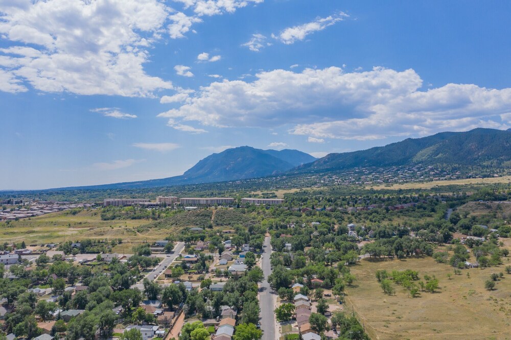 2BR Aptmt Parks Private Deck Mountain Views - photo 26
