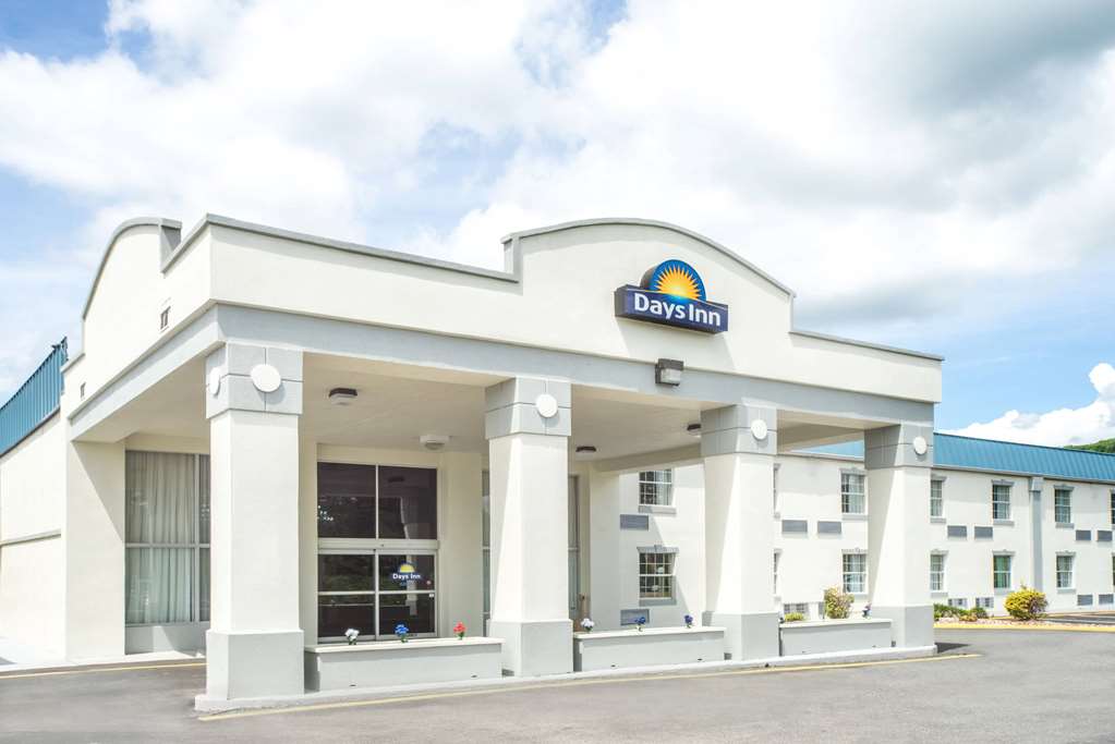 Days Inn by Wyndham Roanoke Near I 81 - photo 2