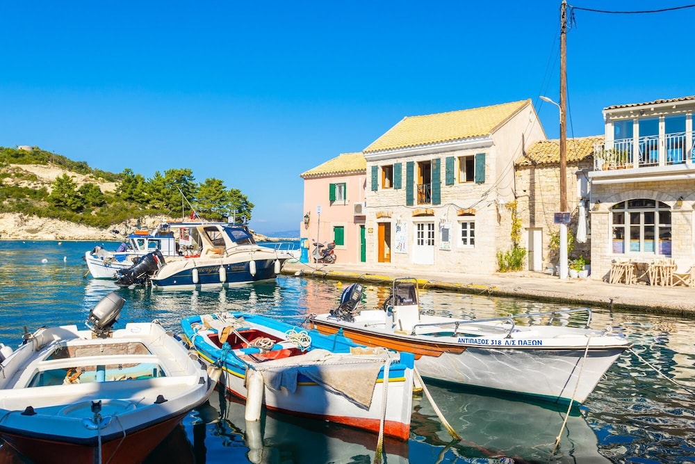 Spiros Jetty House Walk to Beach Sea Views A C Car Not Required 302 — 4-Star Luxury Hotel in Gaios, Greece