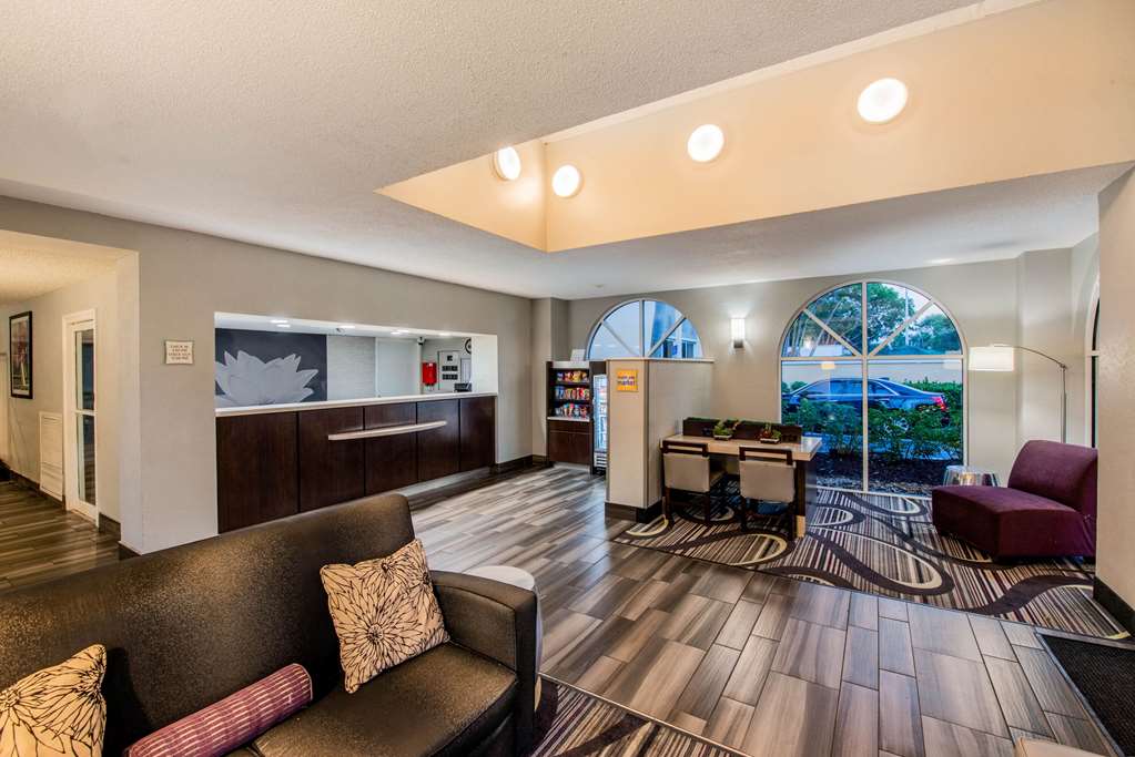 La Quinta Inn & Suites by Wyndham Fort Lauderdale Tamarac - photo 8