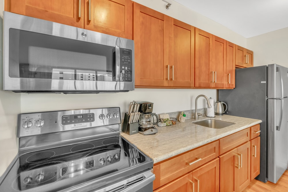 Deluxe Condo with Recreation Deck View Free parking & WiFi — 4-Star Luxury Hotel in Honolulu, United States