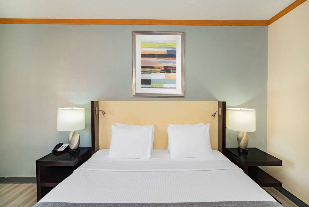Red Roof Inn & Suites Hinesville - photo 17