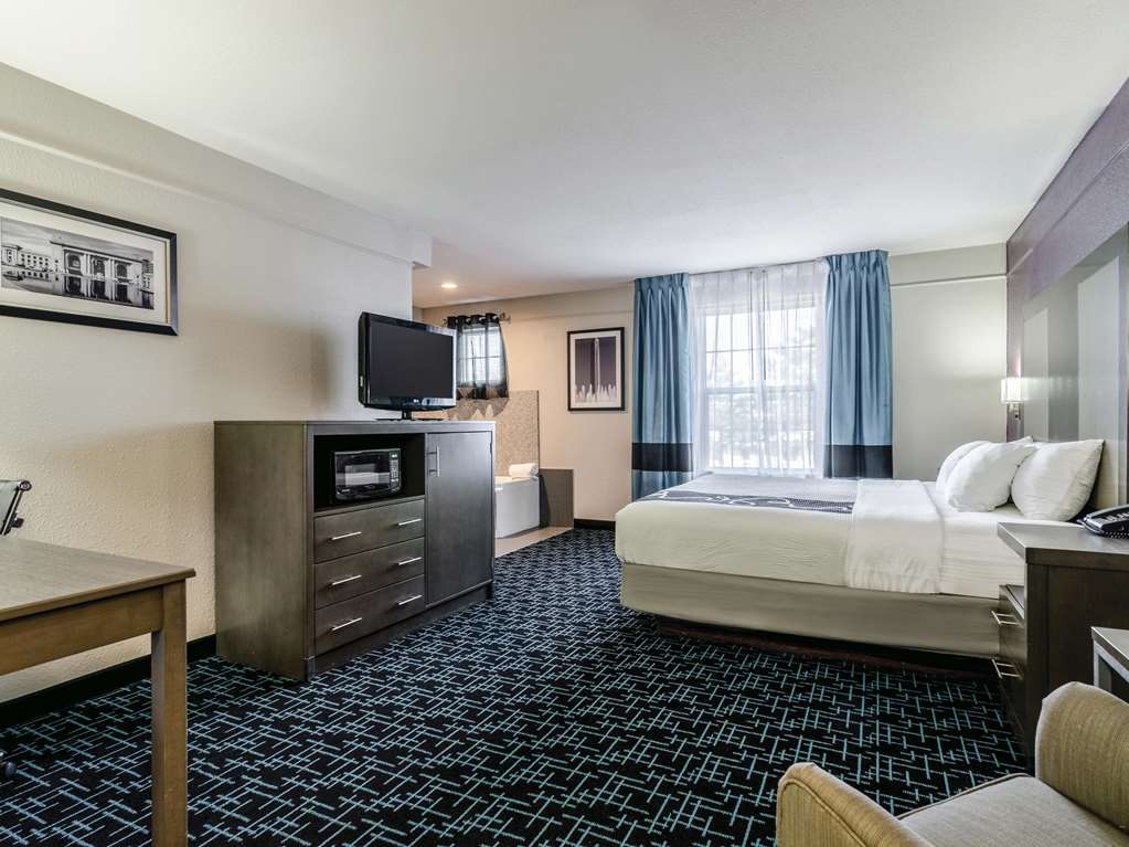 La Quinta Inn & Suites by Wyndham Kansas City Airport - photo 33