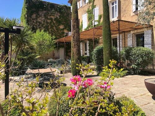 Domaine de la Dragonette Mas from the 18th century in the heart of Provence Lubéron Avignon — hotel in Entraigues-Sur-La-Sorgue
