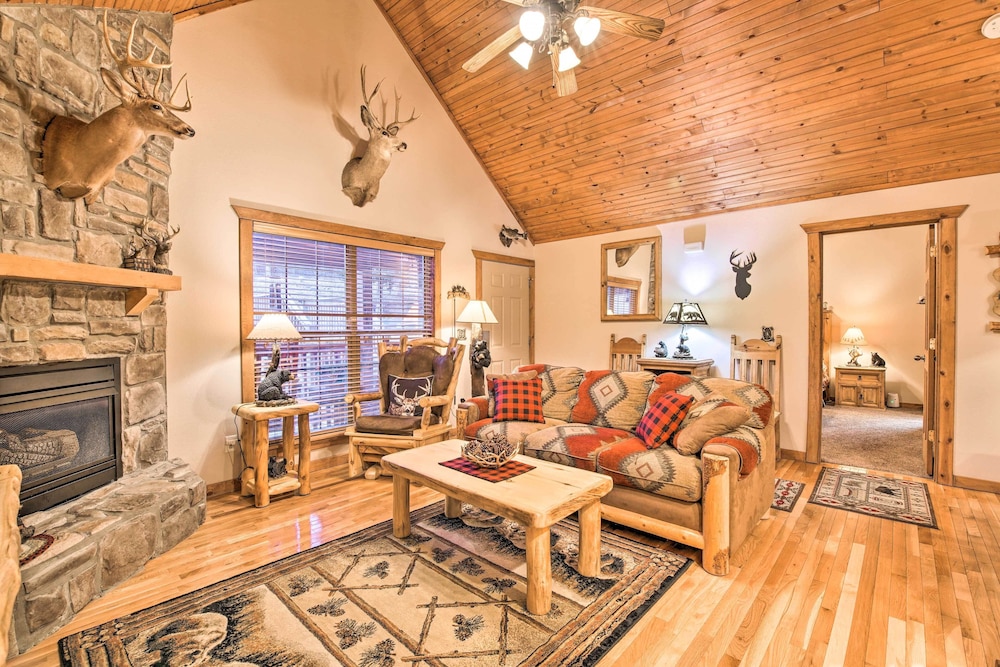 Resort Perks Woodsy Family Retreat Near SDC — hotel in Shell Knob