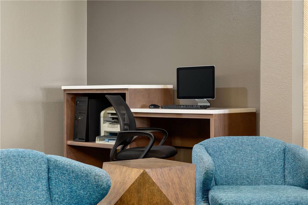 La Quinta Inn & Suites by Wyndham Shawnee - photo 32