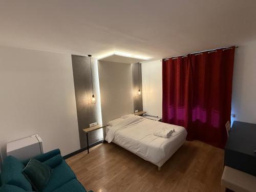 Alma Hotel — Courbevoie