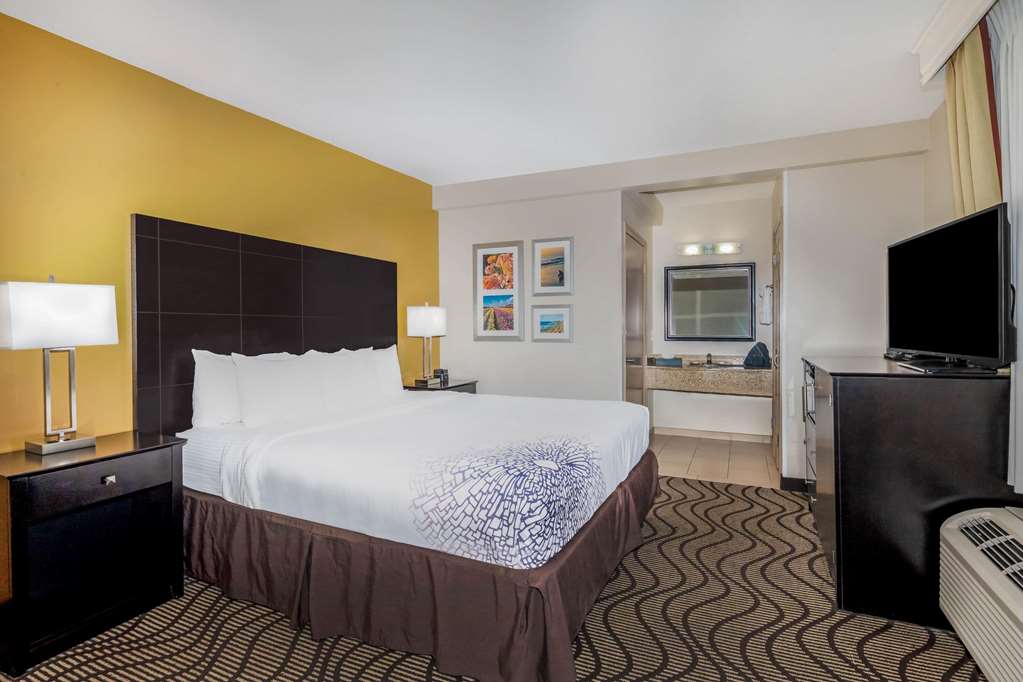 La Quinta Inn & Suites by Wyndham Carlsbad Legoland Area - photo 9