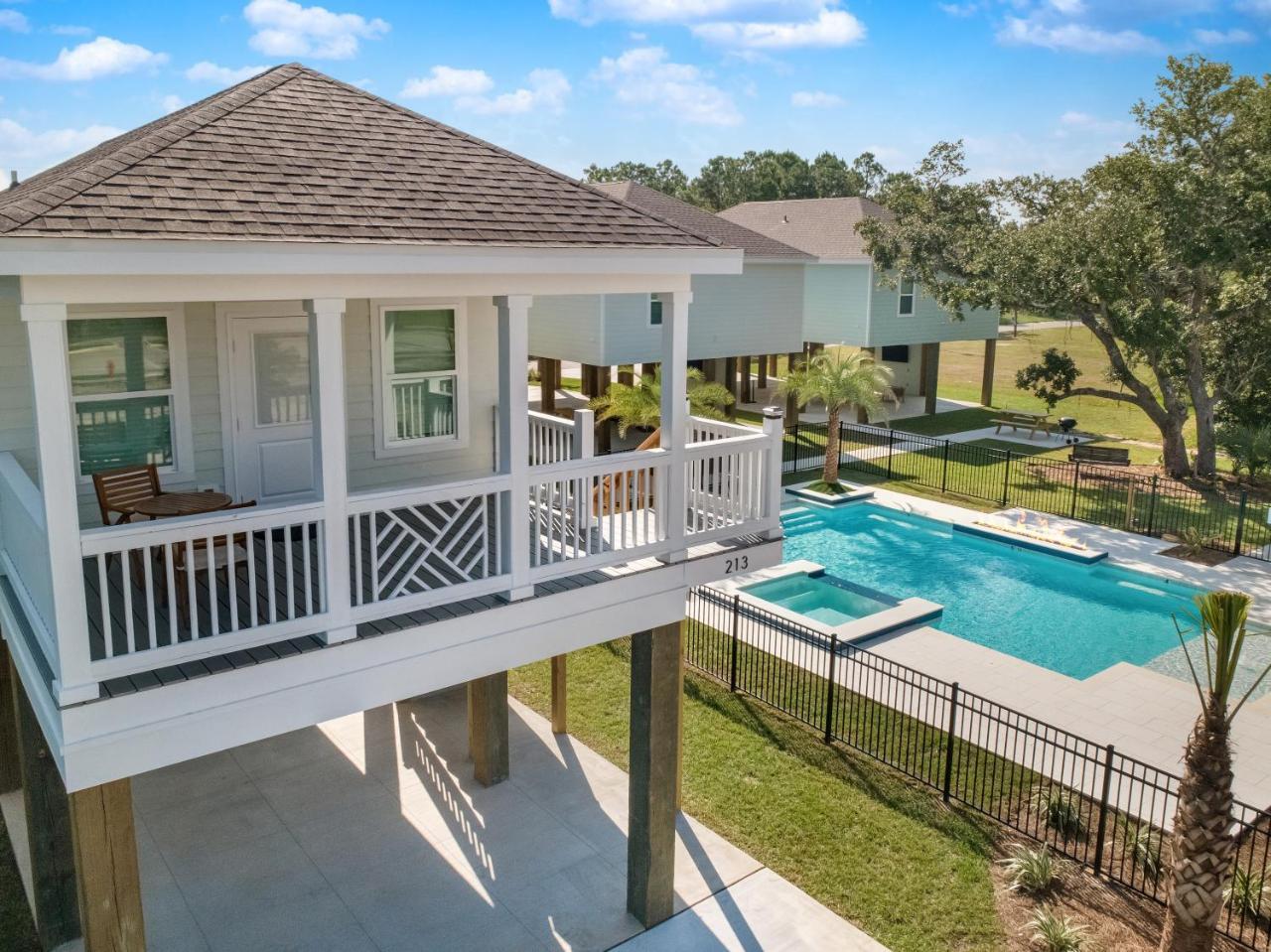 Waveland Beach Cottage 213 — 4-Star Luxury Hotel in Waveland, United States