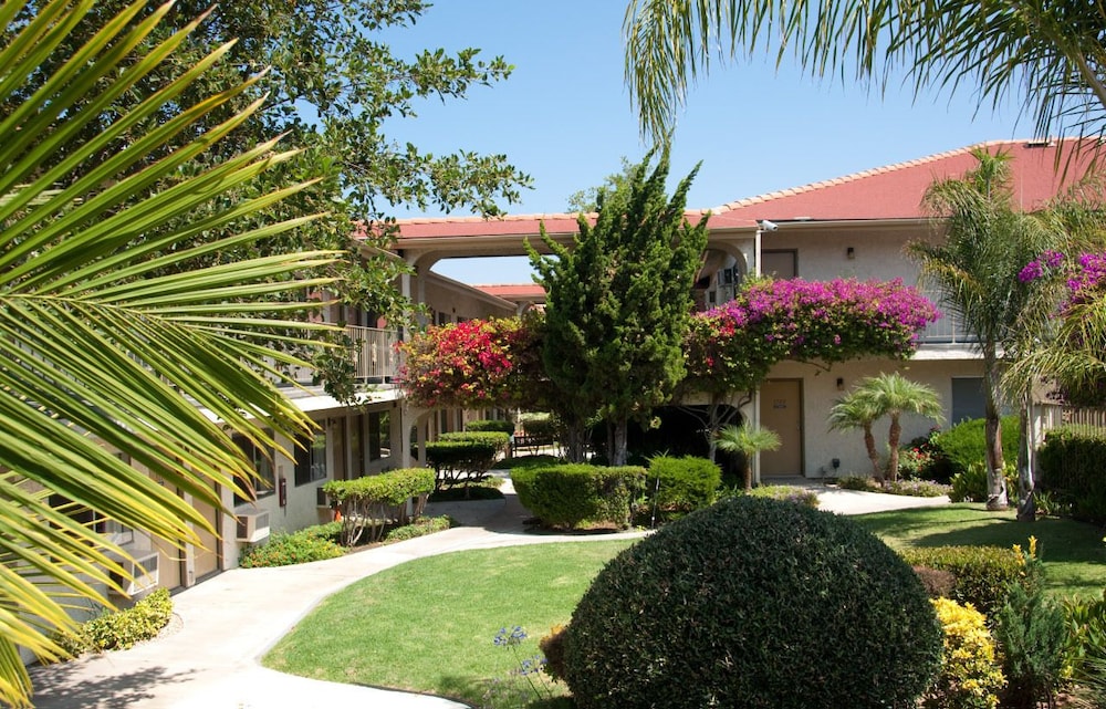 California Suites Hotel - photo 21