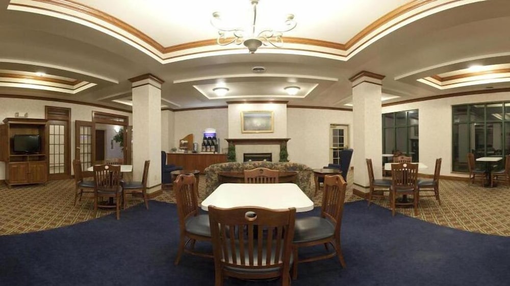 Holiday Inn Express Hotel & Suites Fort Atkinson by IHG - photo 13