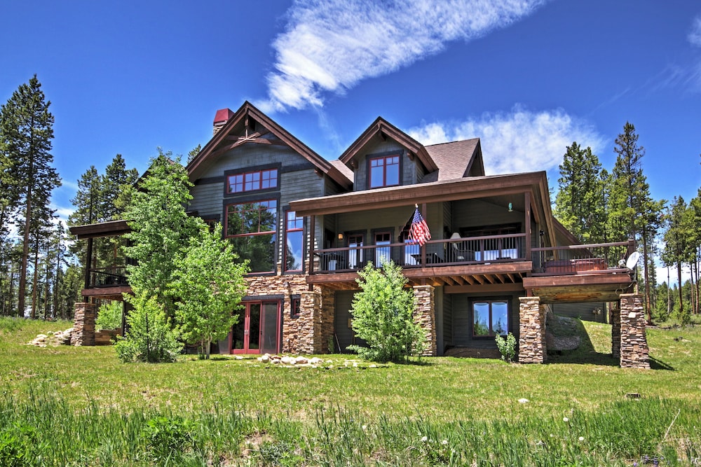 Tabernash Retreat with Hot Tub and Stunning Mtn Views — hotel in Granby