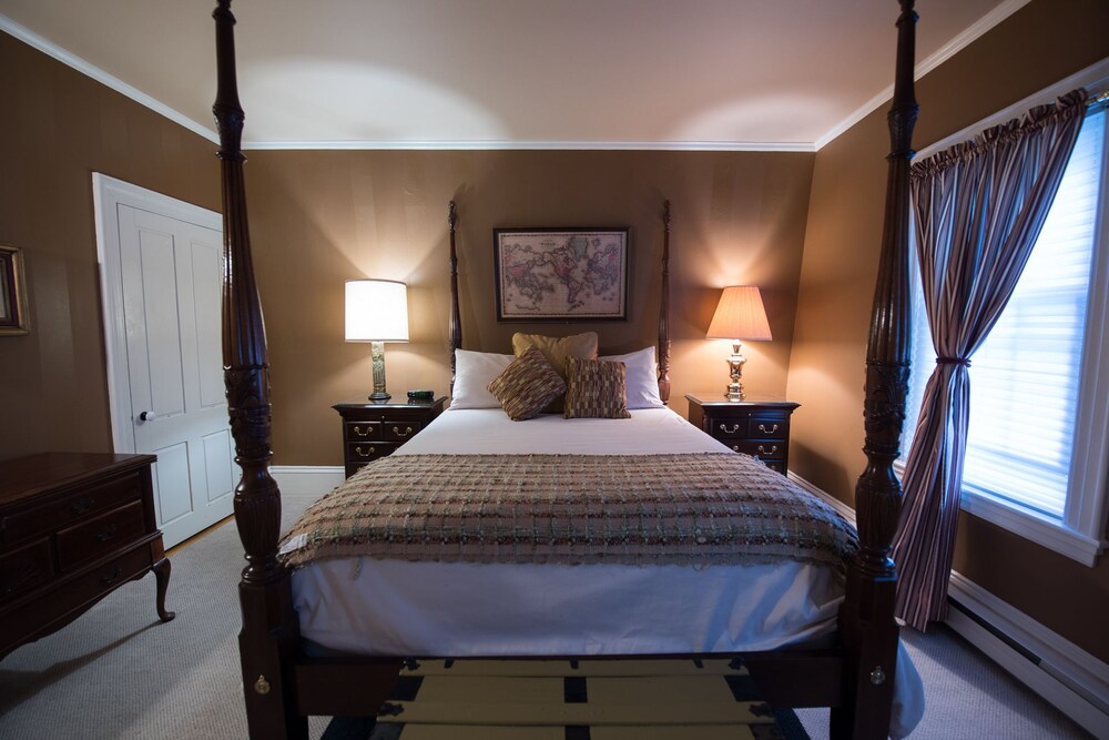 Admiral Peary Inn Bed & Breakfast - photo 8