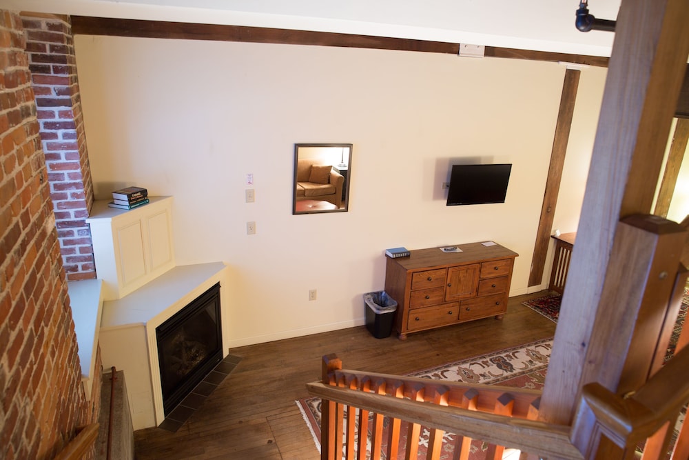 The Common Man Inn & Restaurant - photo 36