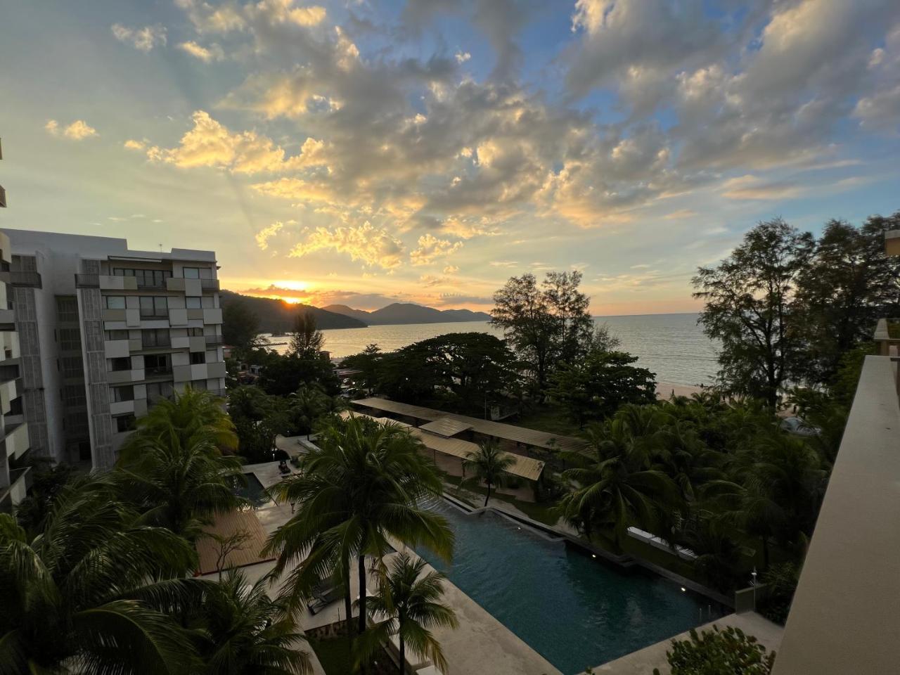 By The Sea Penthouse 3 Bedroom — 4-Star Luxury Hotel in Batu Feringgi, Malaysia