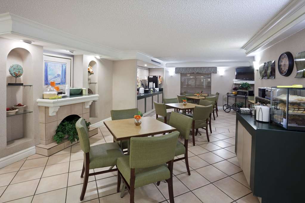 La Quinta Inn by Wyndham Omaha West - photo 21