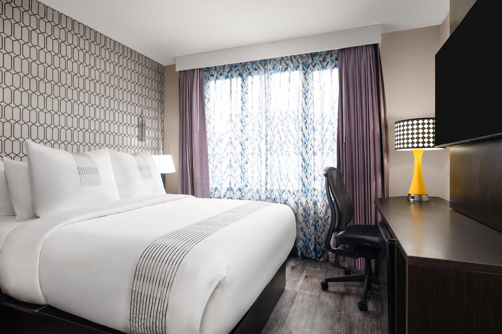 GLō Best Western Bronx NYC - photo 13