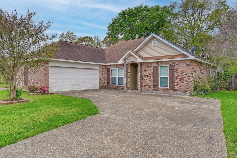 Baton Rouge Retreat w Patio Grill & Fire Pit in Baton Rouge, United States