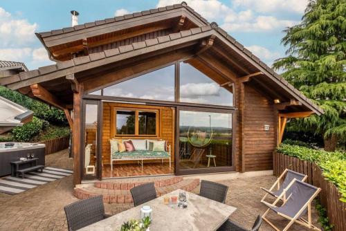 Panoramic Chalet Hot Tub BBQ view terrace — 4-Star Luxury Hotel in Juenkerath, Germany