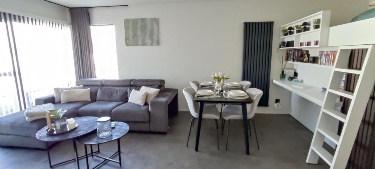 Apartment Sea heated Pool with Parking Promenade Cannes Bredene — 4-Star Luxury Hotel in Bredene, Belgium