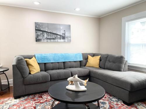 Lovely 1 BD downtown 2F apt in quite neighborhood — 4-Star Luxury Hotel in Montclair, United States
