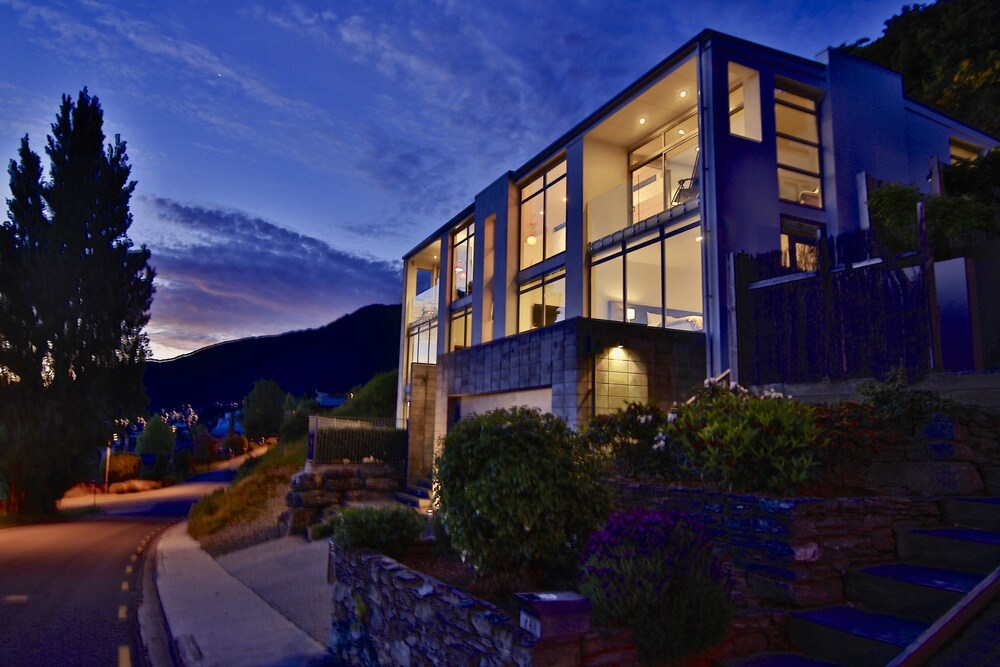 Spectacular Panoramic 5Bedroom Lakeview — 4-Star Luxury Hotel in Queenstown, New Zealand
