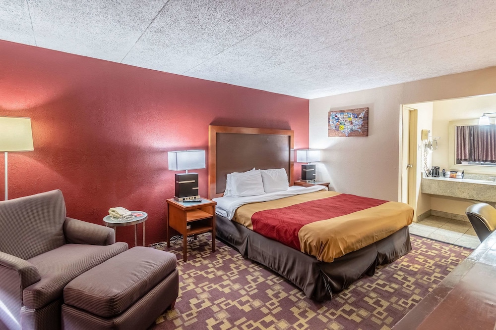 Econo Lodge - photo 7