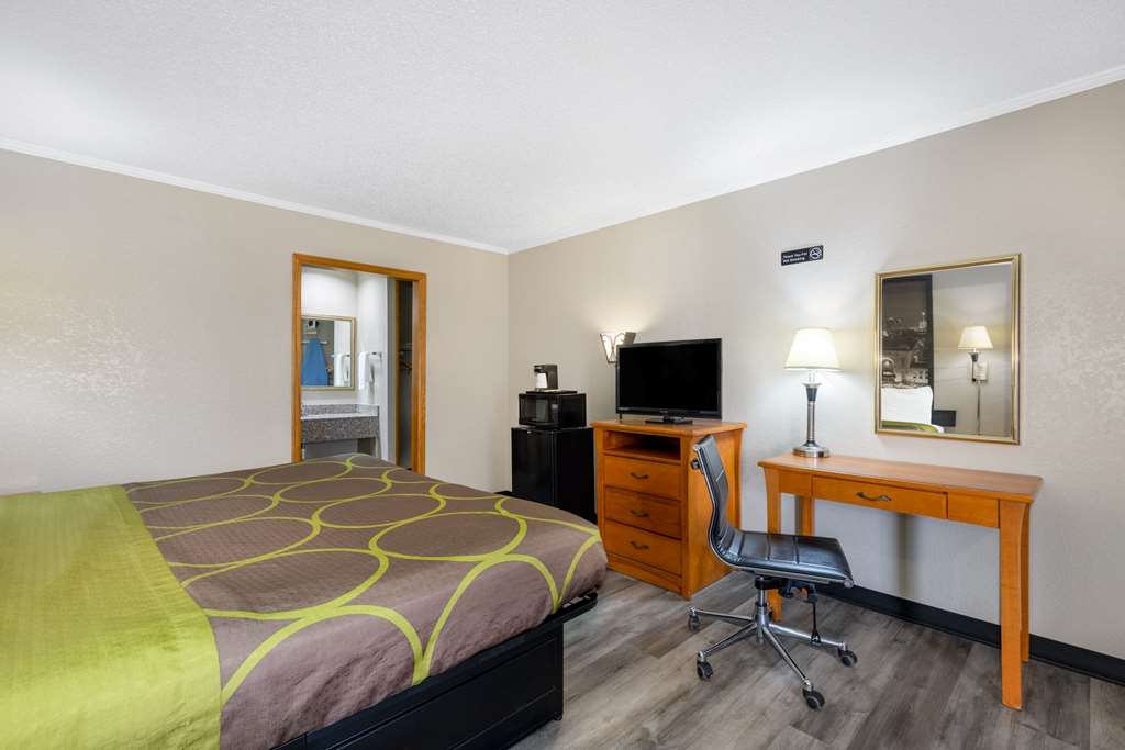 Super 8 by Wyndham Kansas City Airport North - photo 8