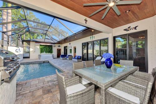 Courtyard Home with Pool Spa & Sauna close to Beach & City Center — 4-Star Luxury Hotel in Sarasota, United States
