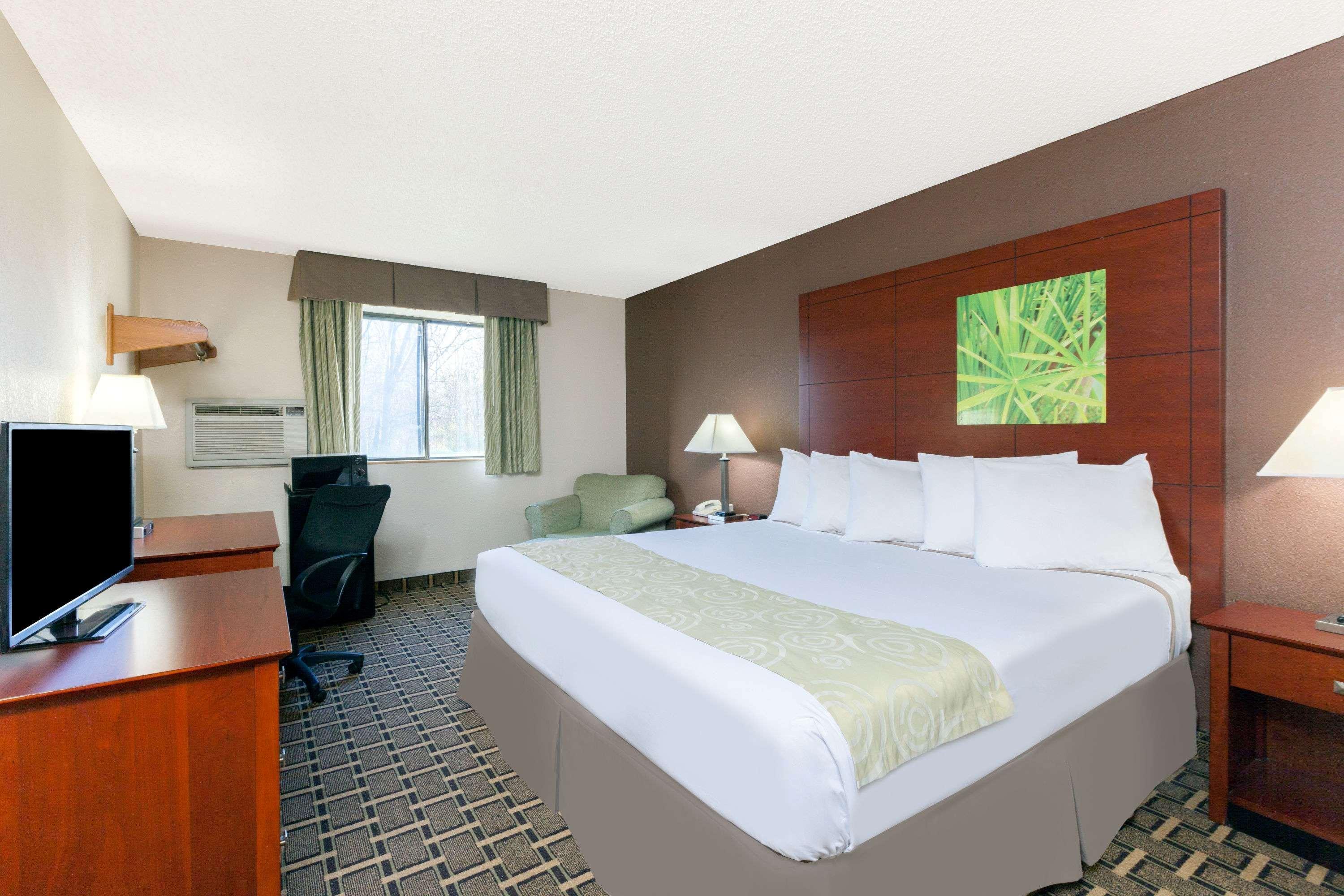 Super 8 by Wyndham Flint Township Miller Rd Bishop Airport - photo 6